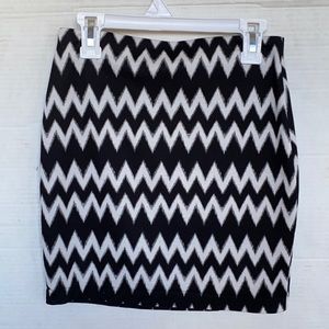 H&M Women XS Black/White Zig Zag Patterned Elastic Waist Stretchy Mini Skirt